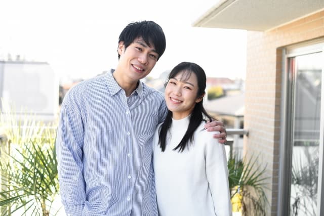 自然な笑顔で寄り添う男女